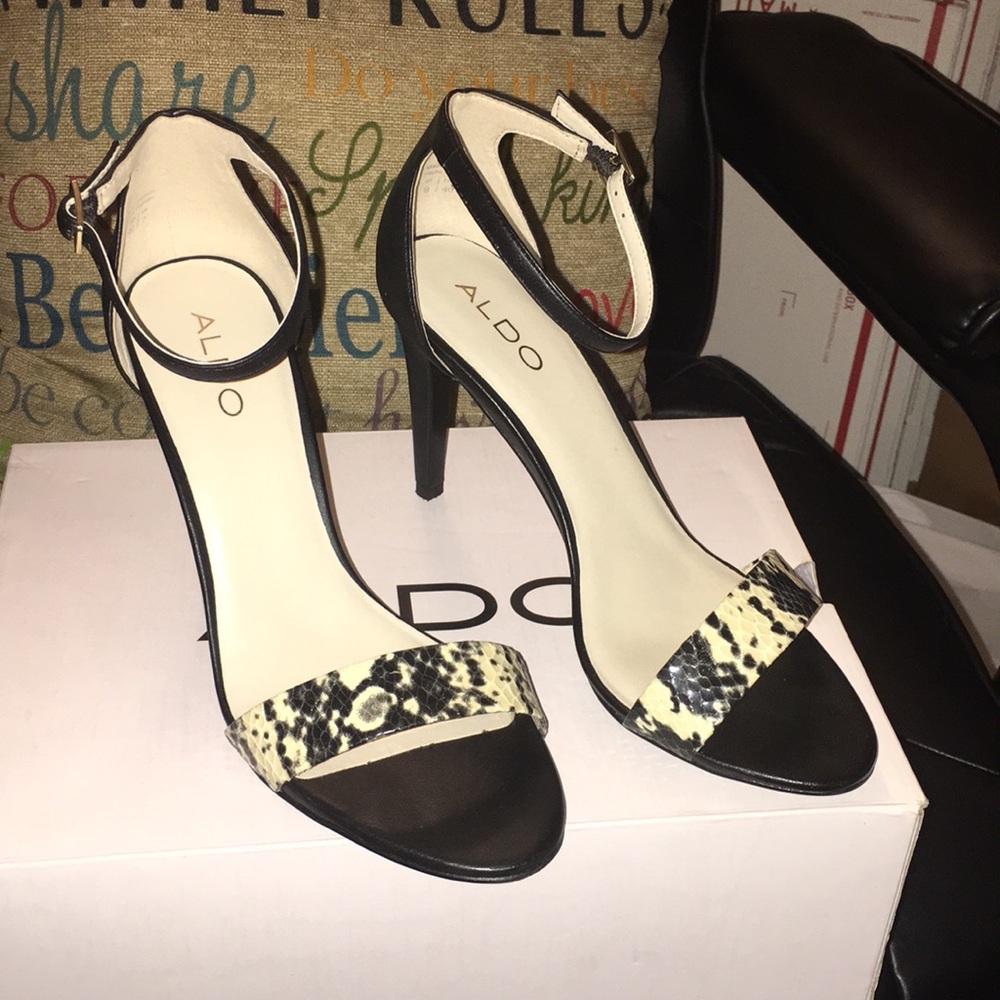 🔥Sale🔥pretty sandals with ankle strap.like new..